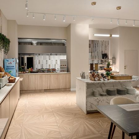 Ramada By Wyndham Bucharest Otopeni Airport Buitenkant foto