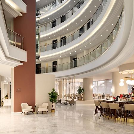 Ramada By Wyndham Bucharest Otopeni Airport Buitenkant foto
