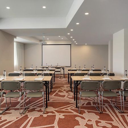 Ramada By Wyndham Bucharest Otopeni Airport Buitenkant foto