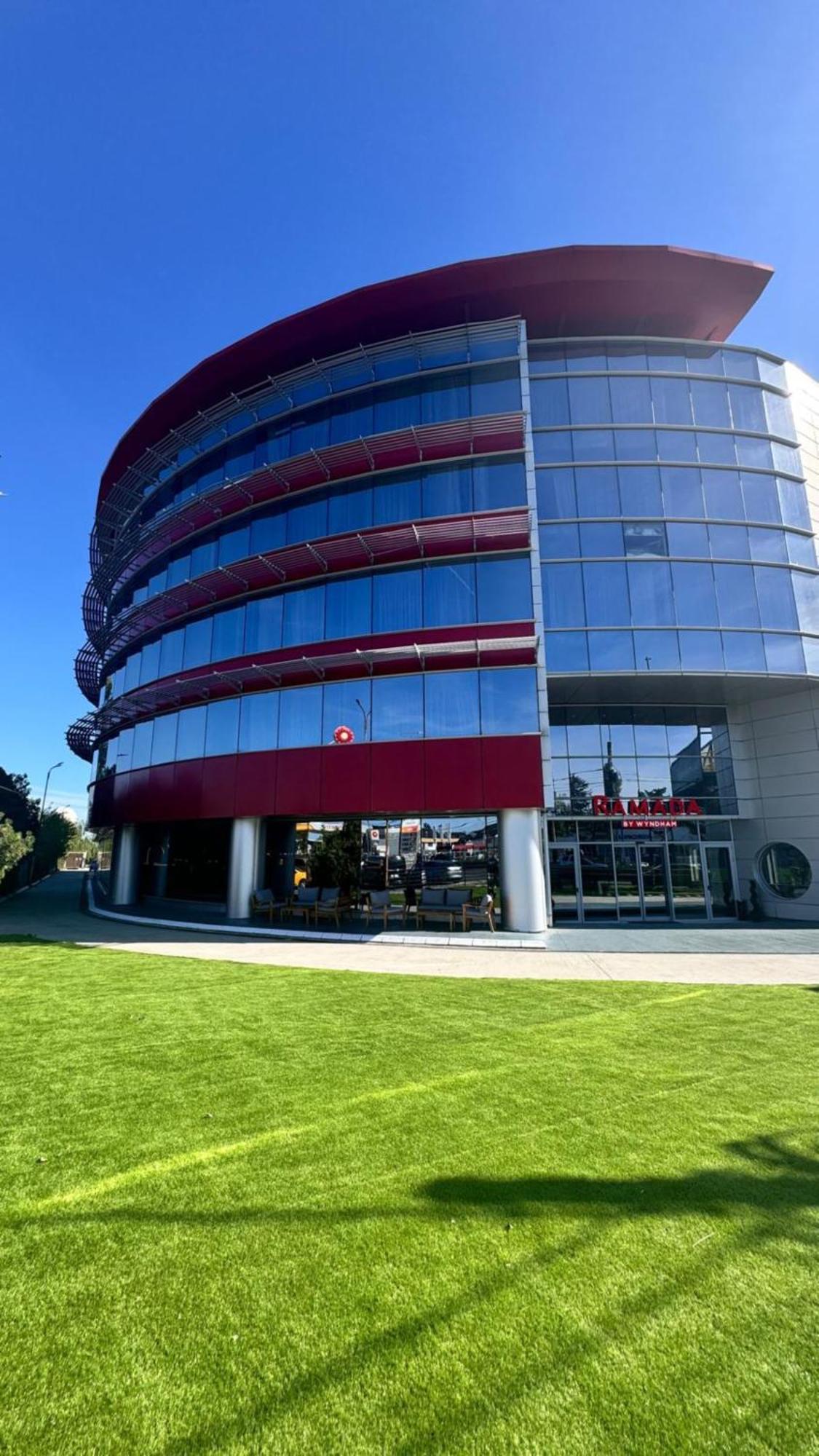 Ramada By Wyndham Bucharest Otopeni Airport Buitenkant foto