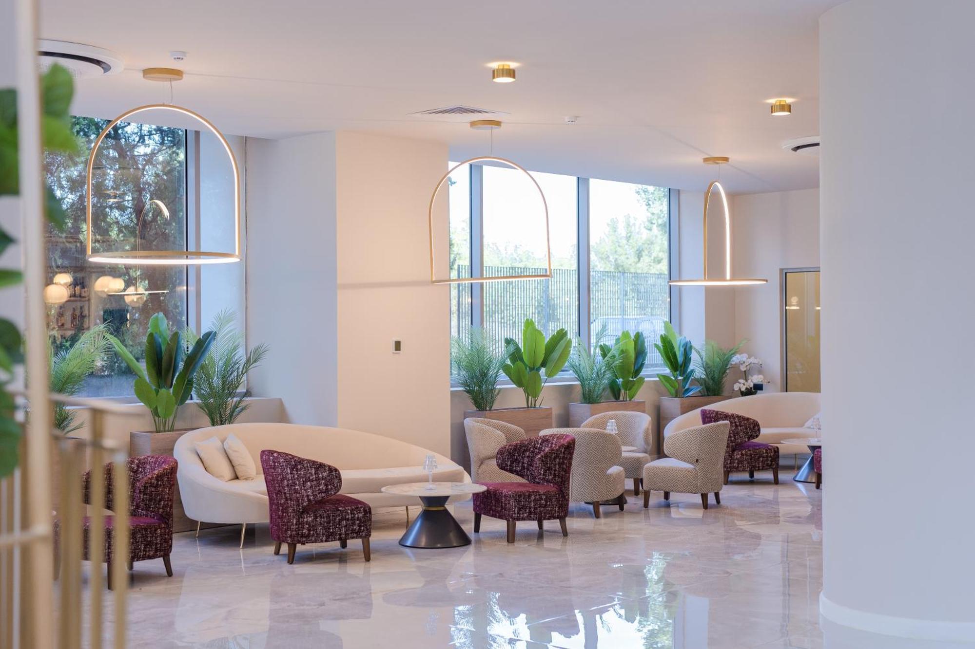 Ramada By Wyndham Bucharest Otopeni Airport Buitenkant foto