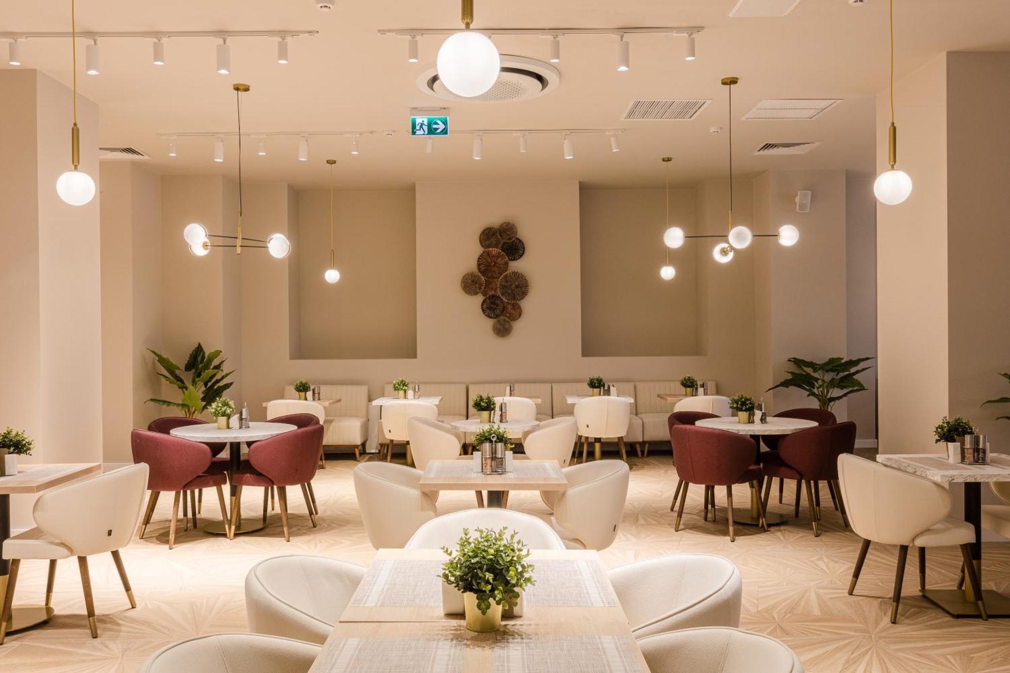 Ramada By Wyndham Bucharest Otopeni Airport Buitenkant foto