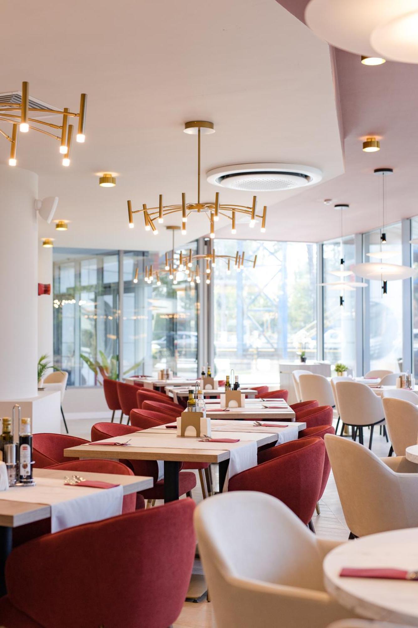 Ramada By Wyndham Bucharest Otopeni Airport Buitenkant foto