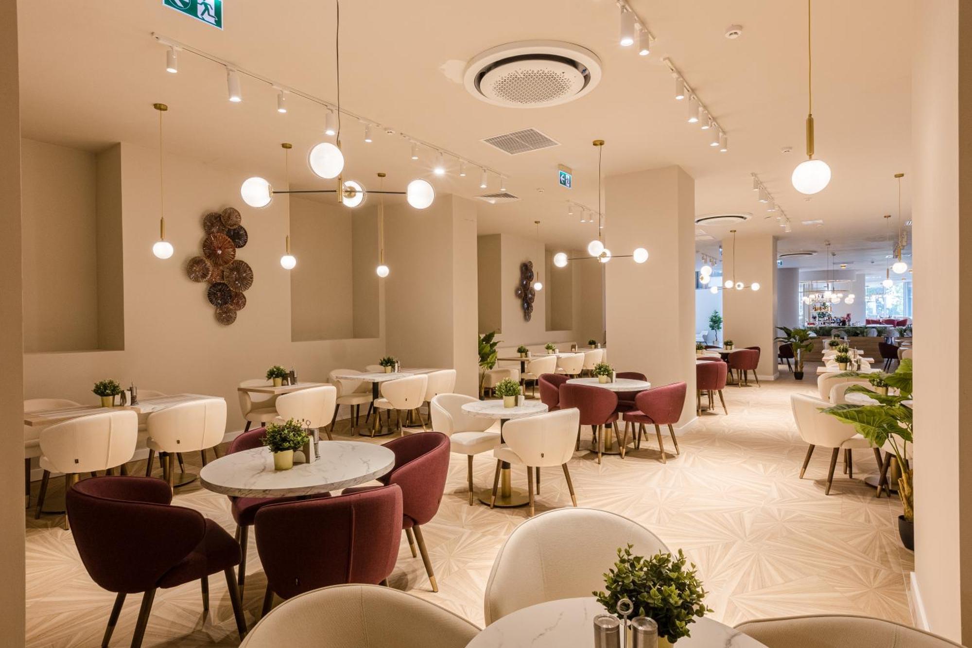 Ramada By Wyndham Bucharest Otopeni Airport Buitenkant foto