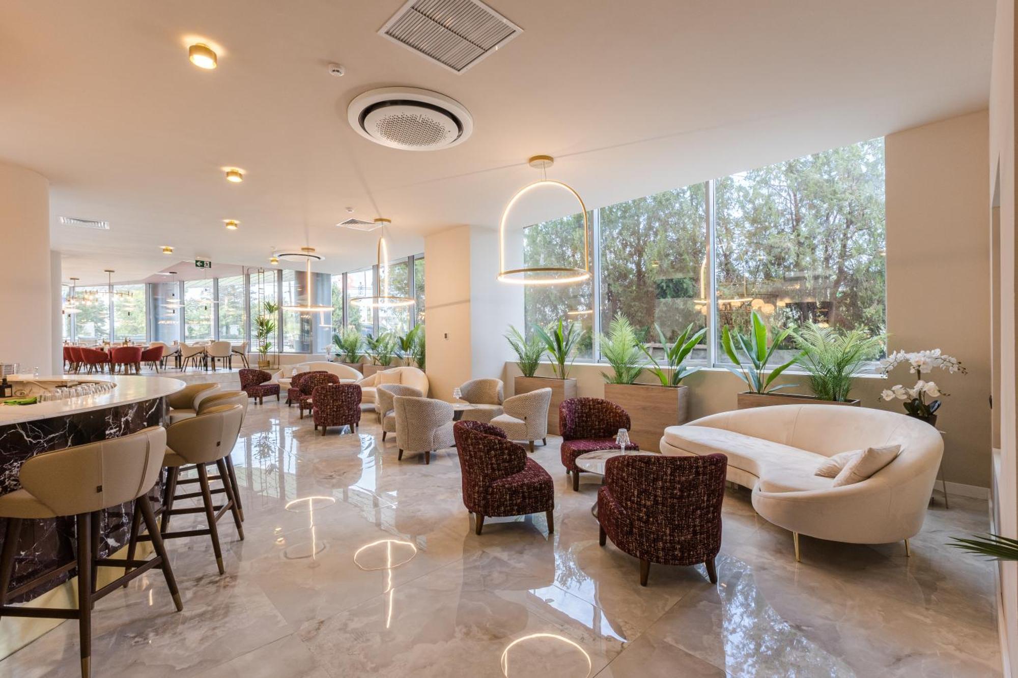 Ramada By Wyndham Bucharest Otopeni Airport Buitenkant foto