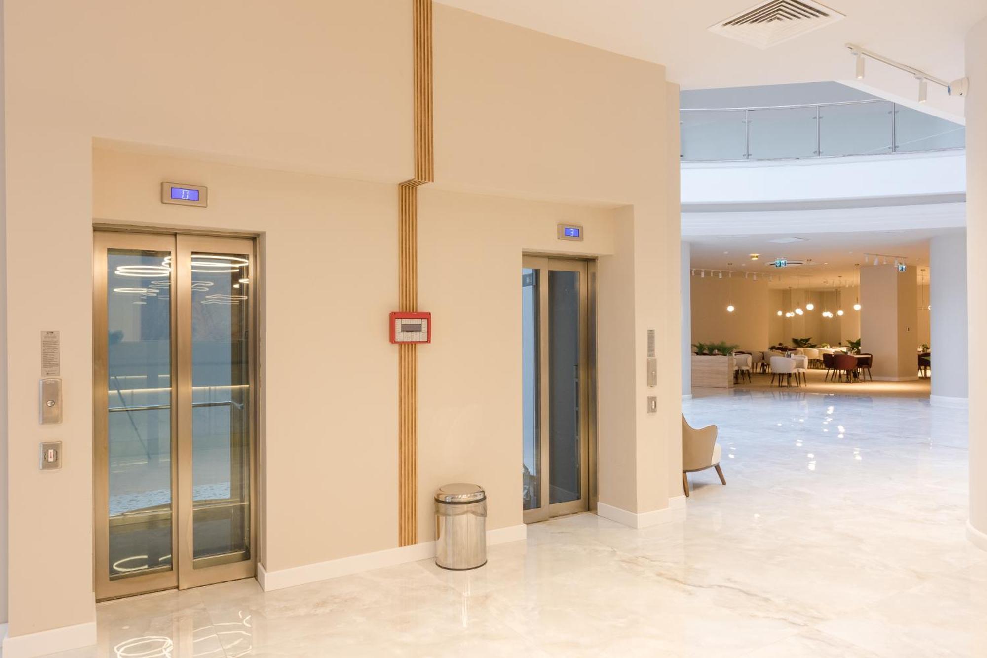 Ramada By Wyndham Bucharest Otopeni Airport Buitenkant foto