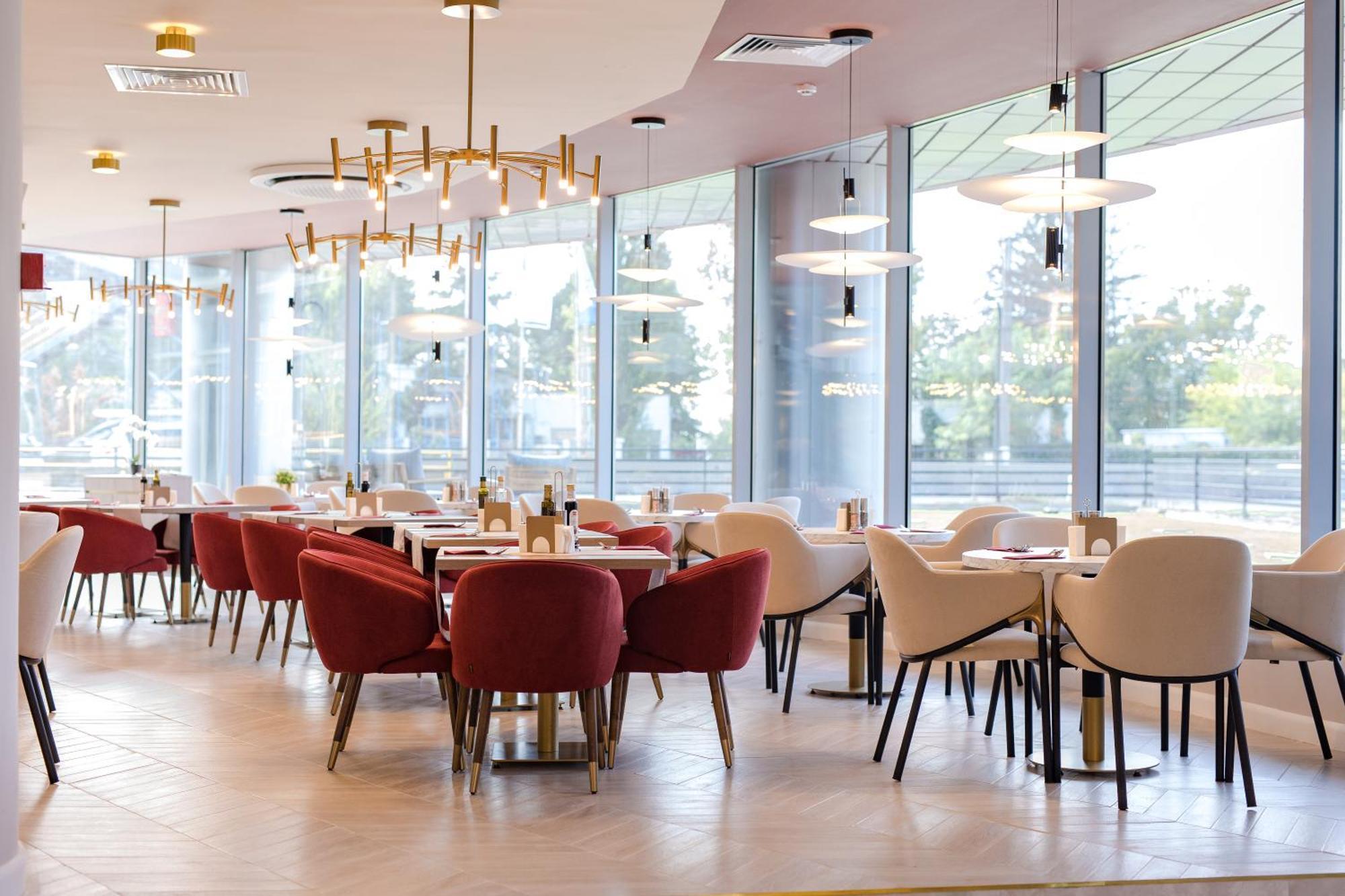 Ramada By Wyndham Bucharest Otopeni Airport Buitenkant foto