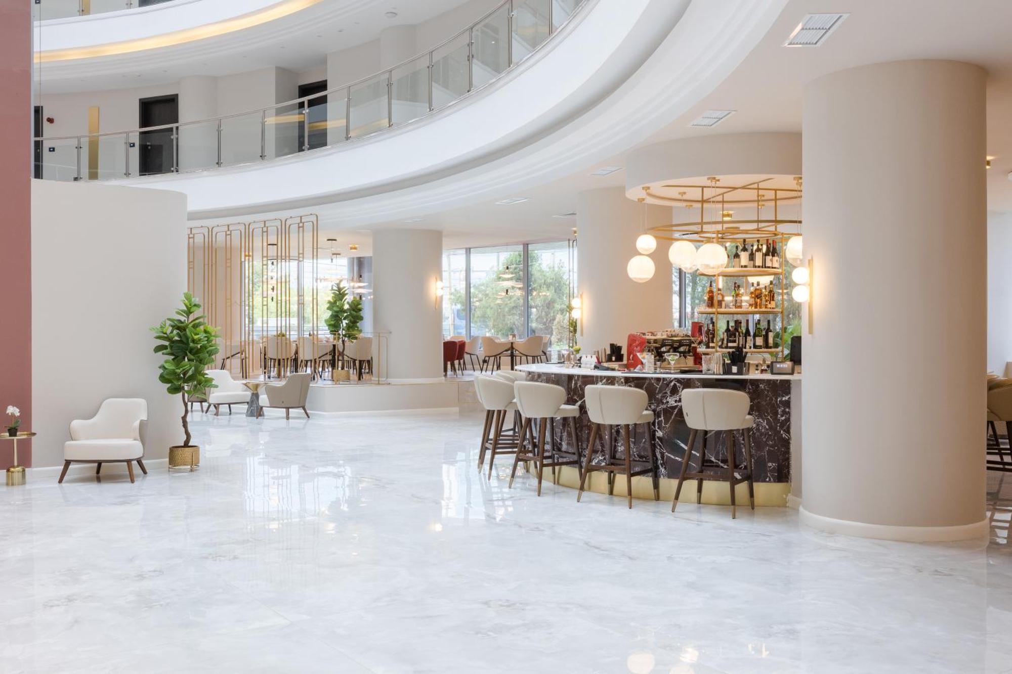 Ramada By Wyndham Bucharest Otopeni Airport Buitenkant foto