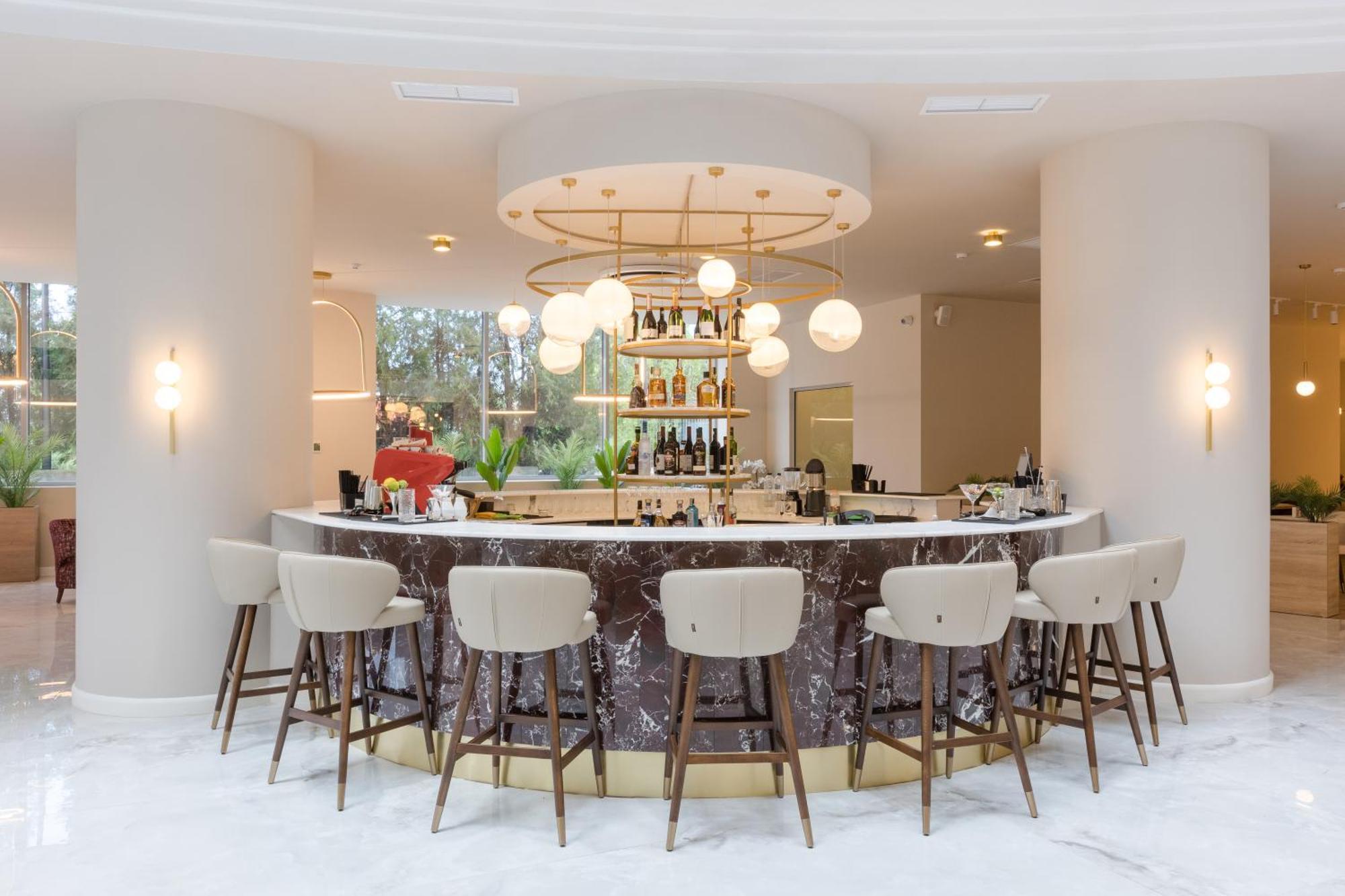 Ramada By Wyndham Bucharest Otopeni Airport Buitenkant foto