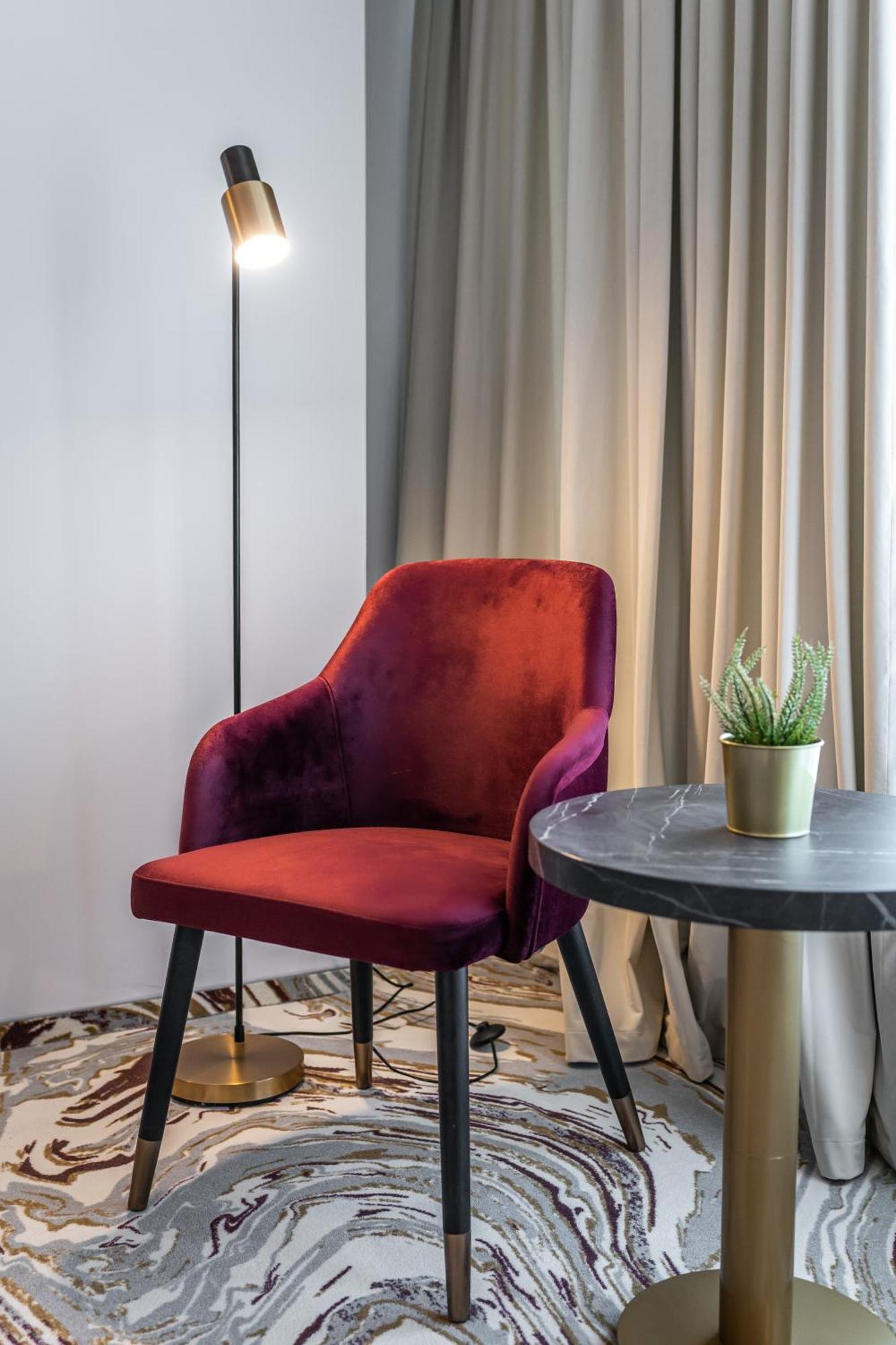 Ramada By Wyndham Bucharest Otopeni Airport Buitenkant foto