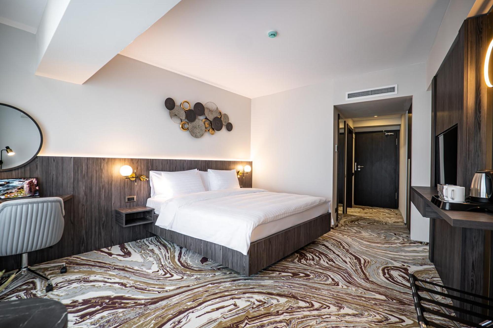Ramada By Wyndham Bucharest Otopeni Airport Buitenkant foto