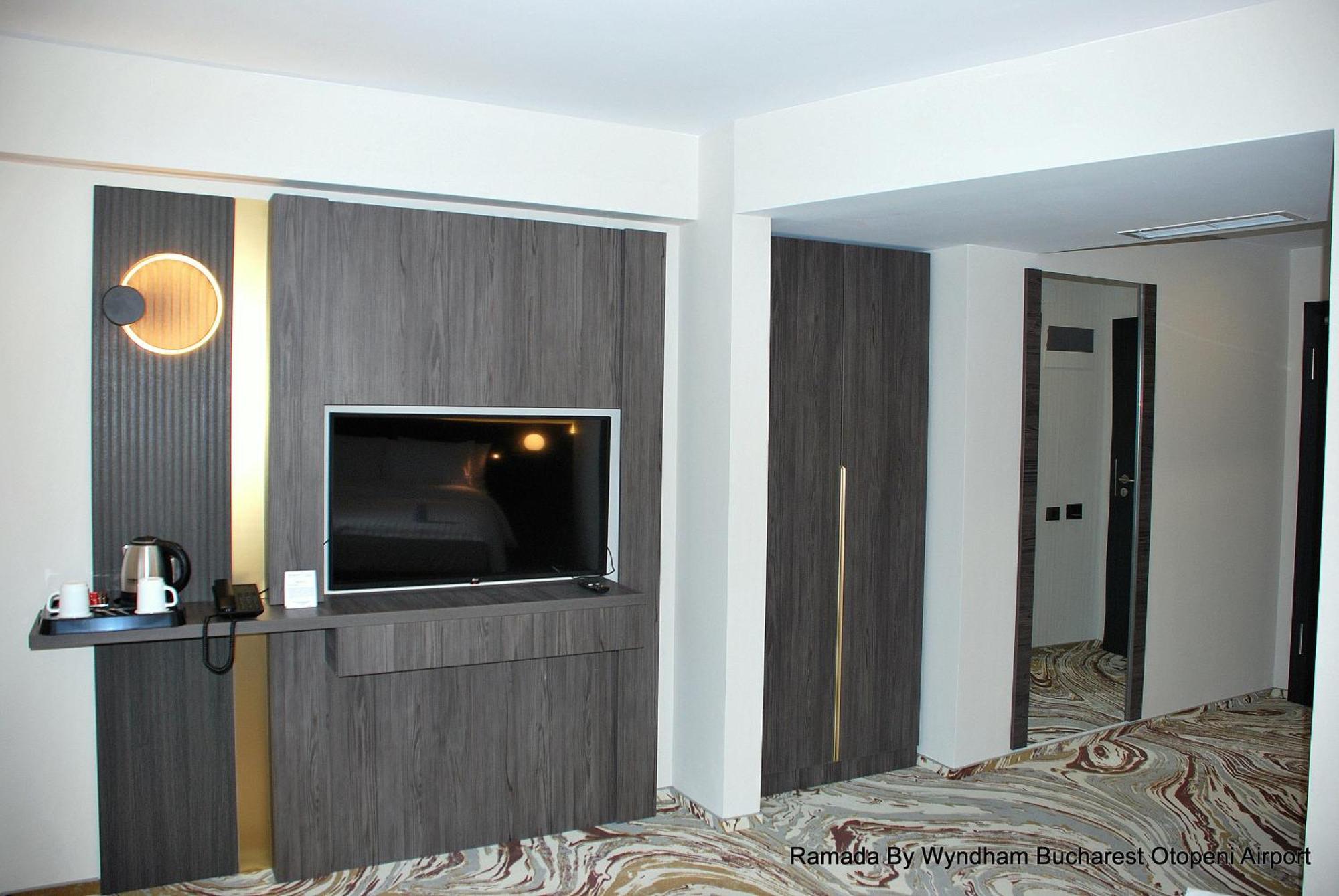 Ramada By Wyndham Bucharest Otopeni Airport Buitenkant foto
