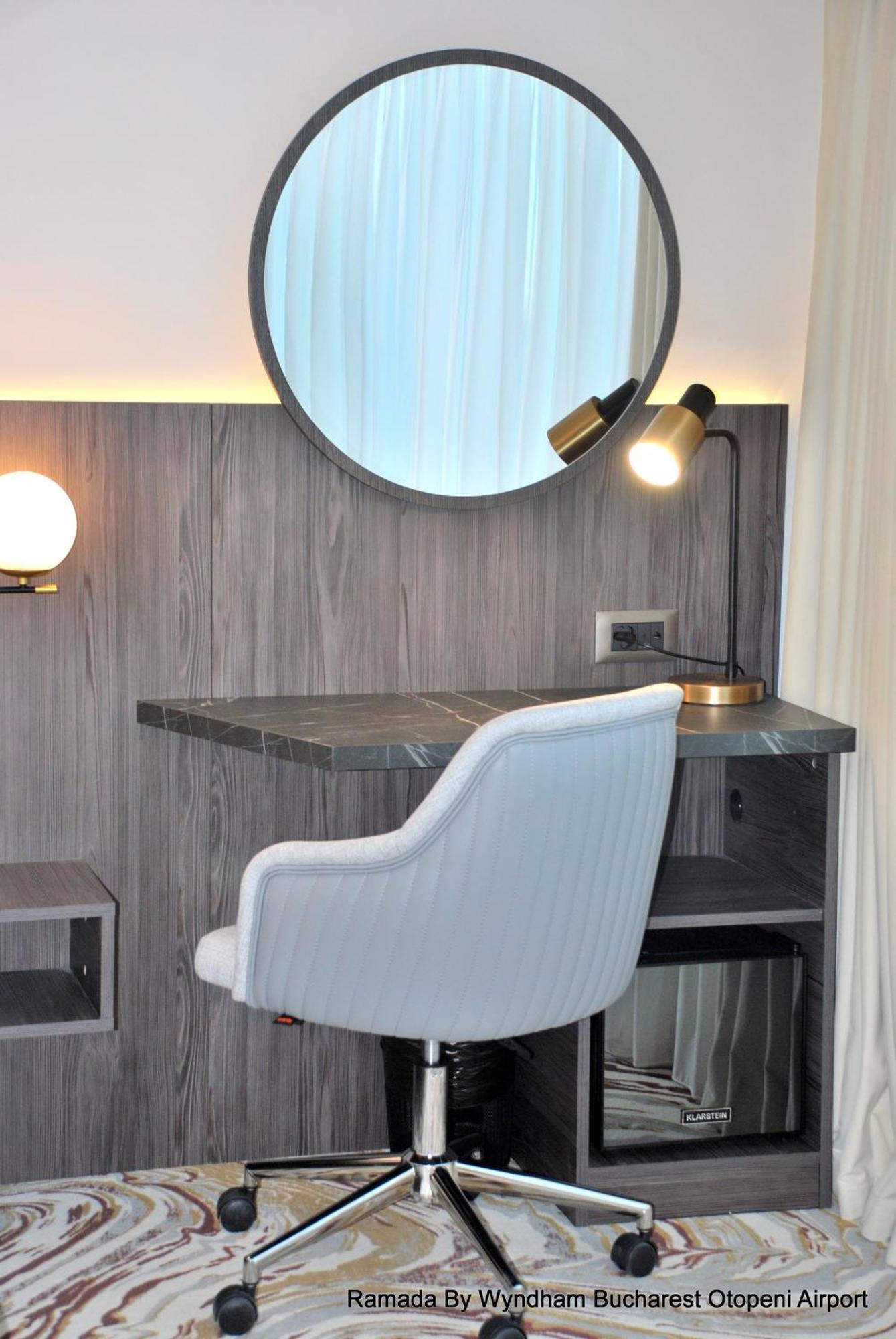 Ramada By Wyndham Bucharest Otopeni Airport Buitenkant foto