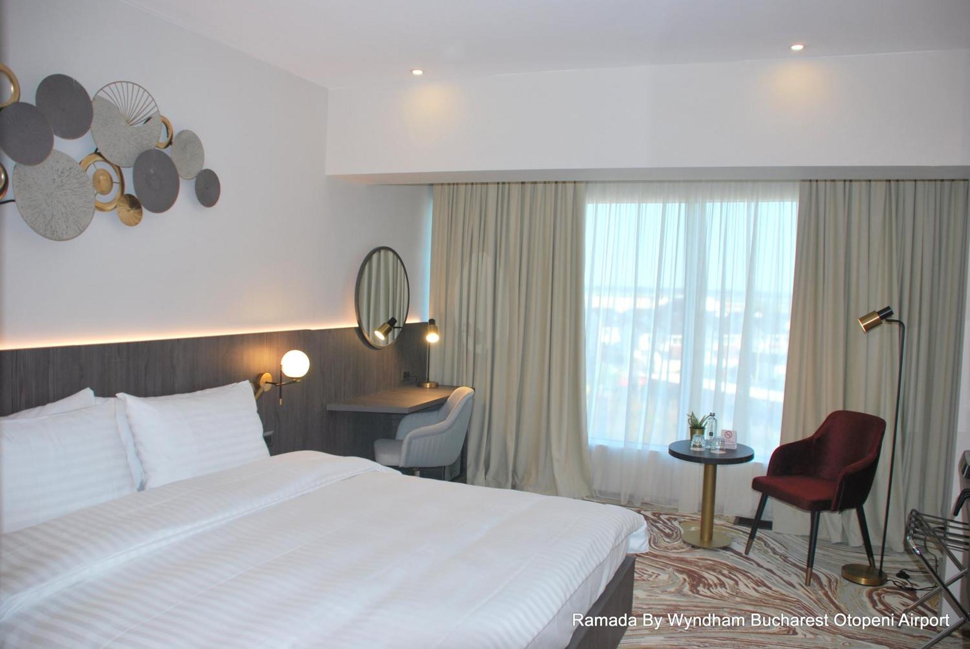 Ramada By Wyndham Bucharest Otopeni Airport Buitenkant foto