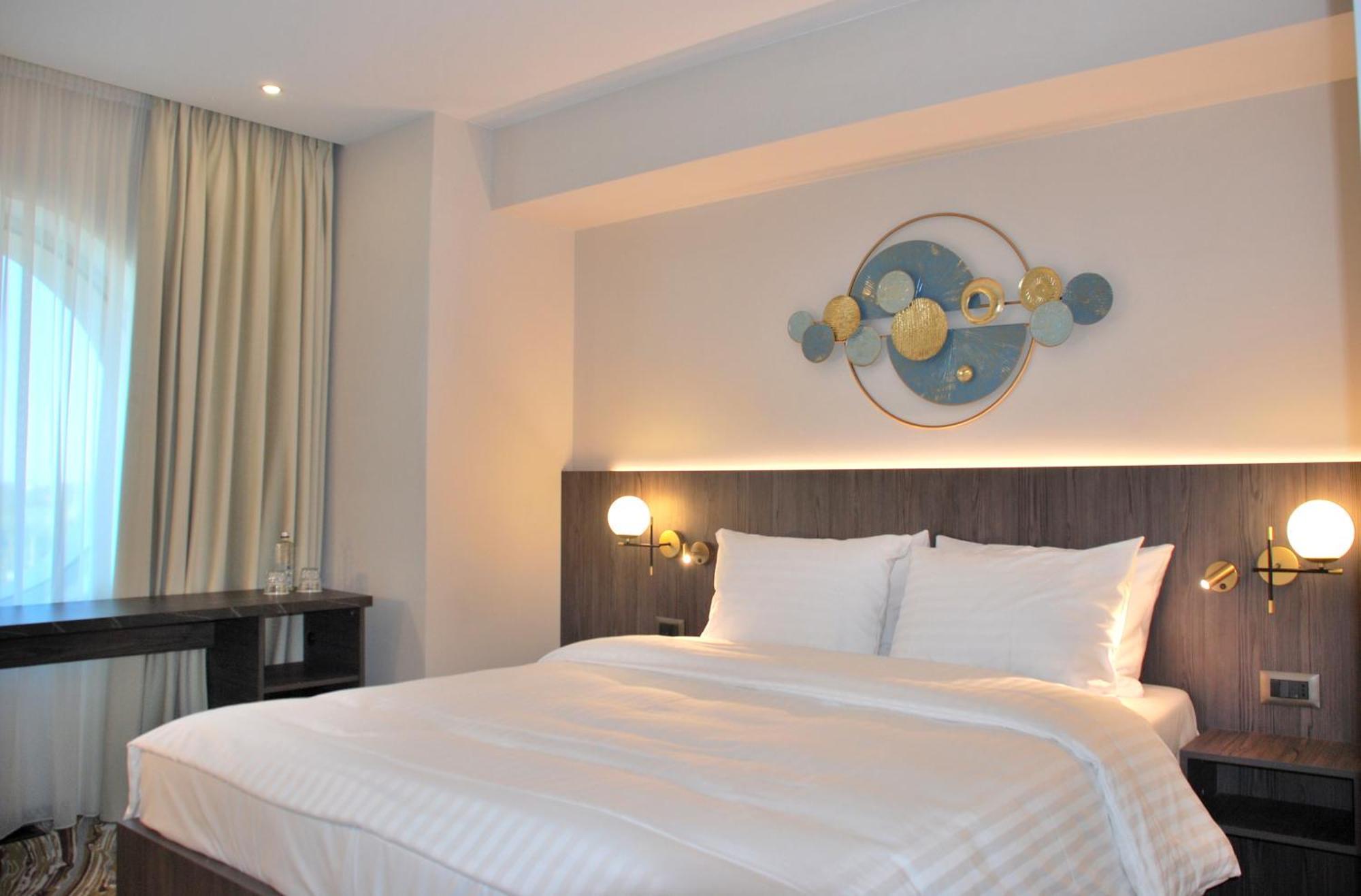 Ramada By Wyndham Bucharest Otopeni Airport Buitenkant foto