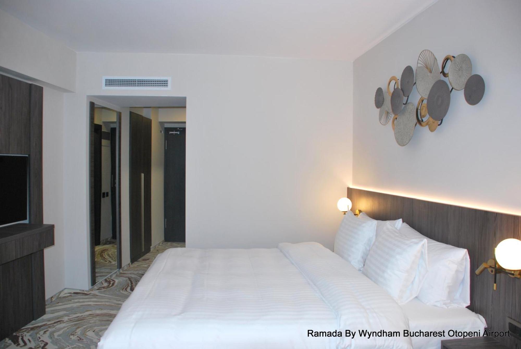Ramada By Wyndham Bucharest Otopeni Airport Buitenkant foto