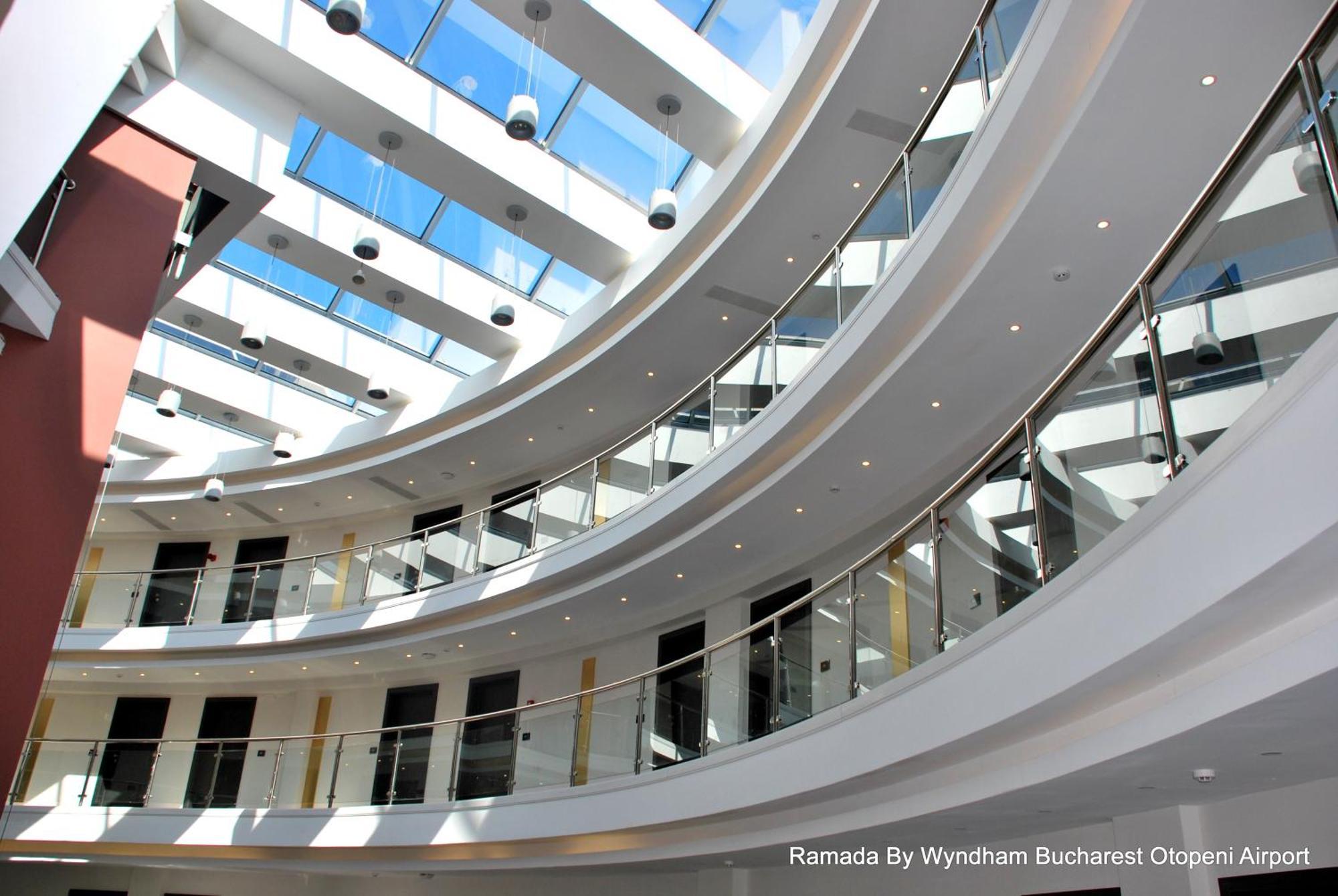 Ramada By Wyndham Bucharest Otopeni Airport Buitenkant foto