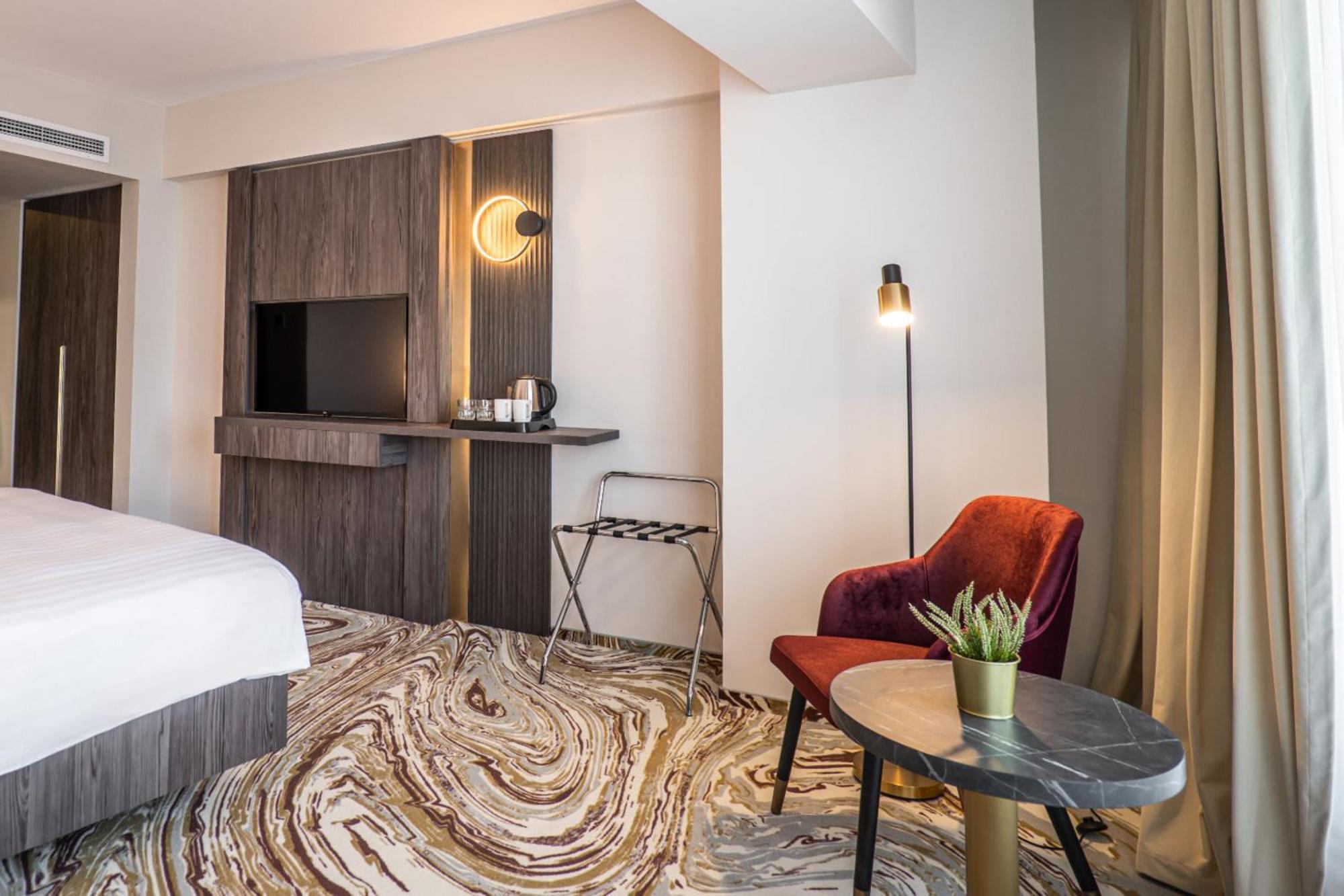 Ramada By Wyndham Bucharest Otopeni Airport Buitenkant foto