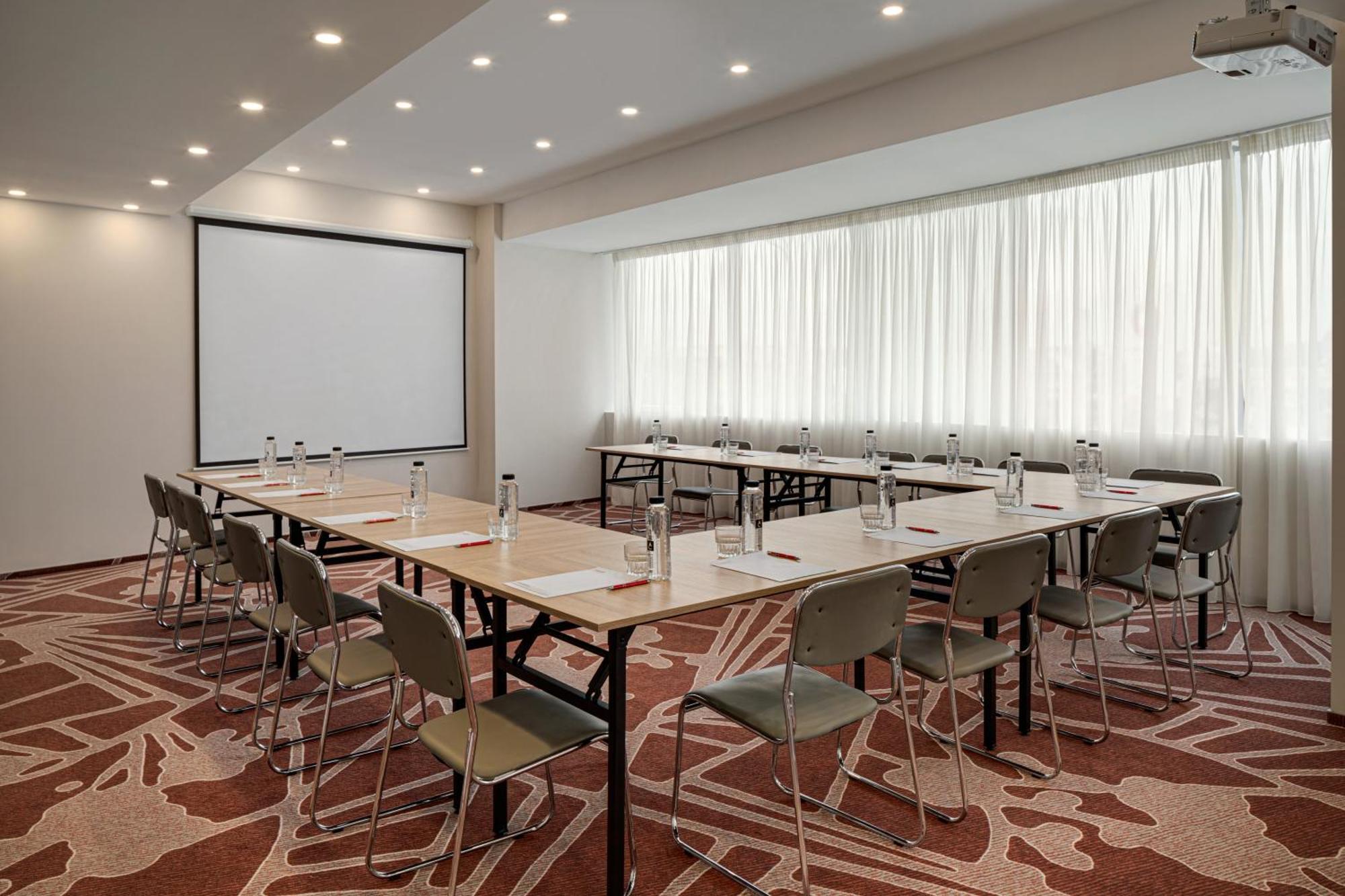 Ramada By Wyndham Bucharest Otopeni Airport Buitenkant foto