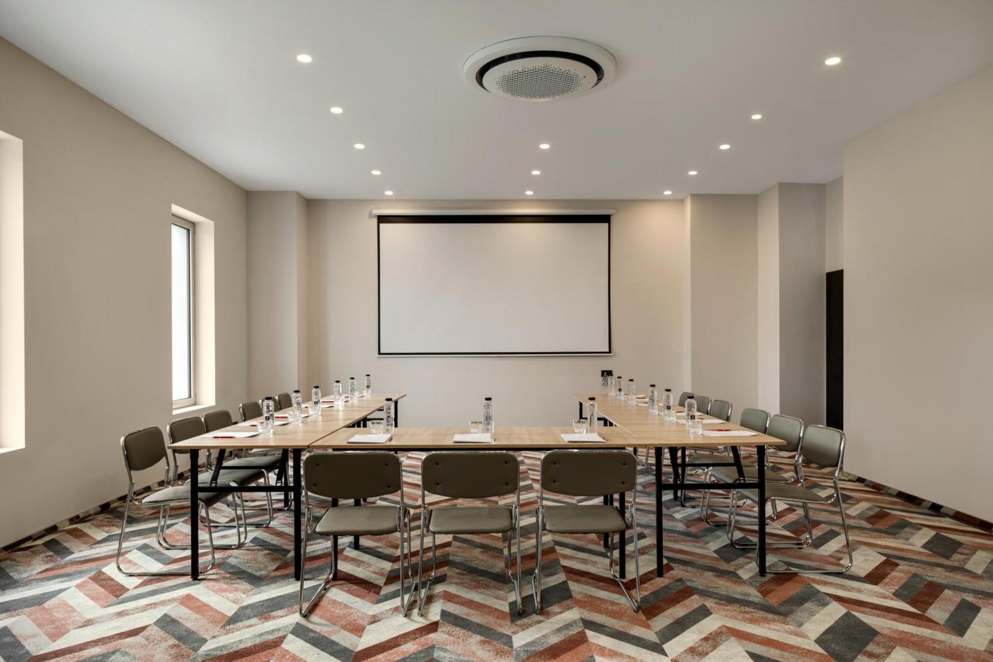 Ramada By Wyndham Bucharest Otopeni Airport Buitenkant foto