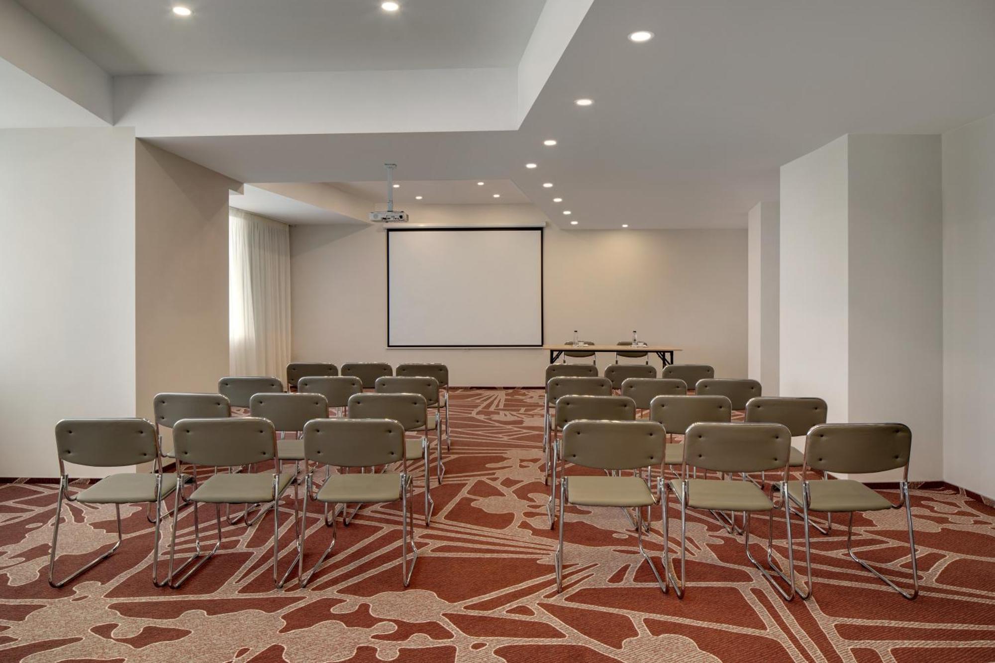 Ramada By Wyndham Bucharest Otopeni Airport Buitenkant foto
