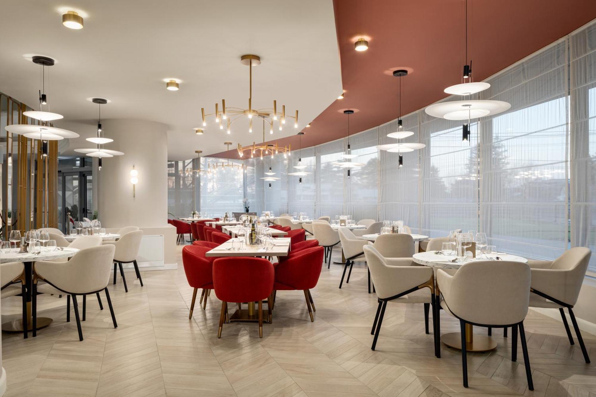 Ramada By Wyndham Bucharest Otopeni Airport Buitenkant foto