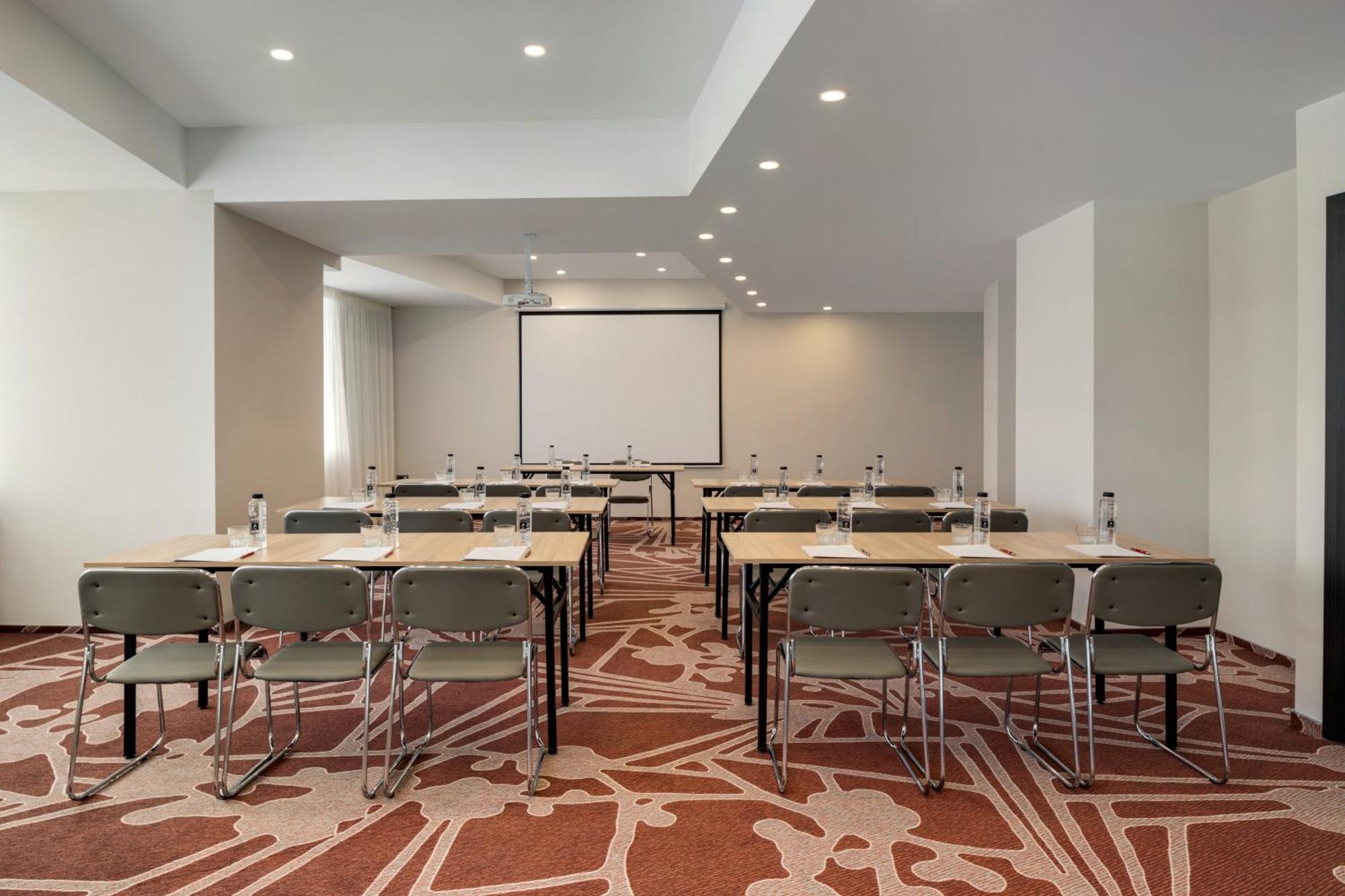 Ramada By Wyndham Bucharest Otopeni Airport Buitenkant foto