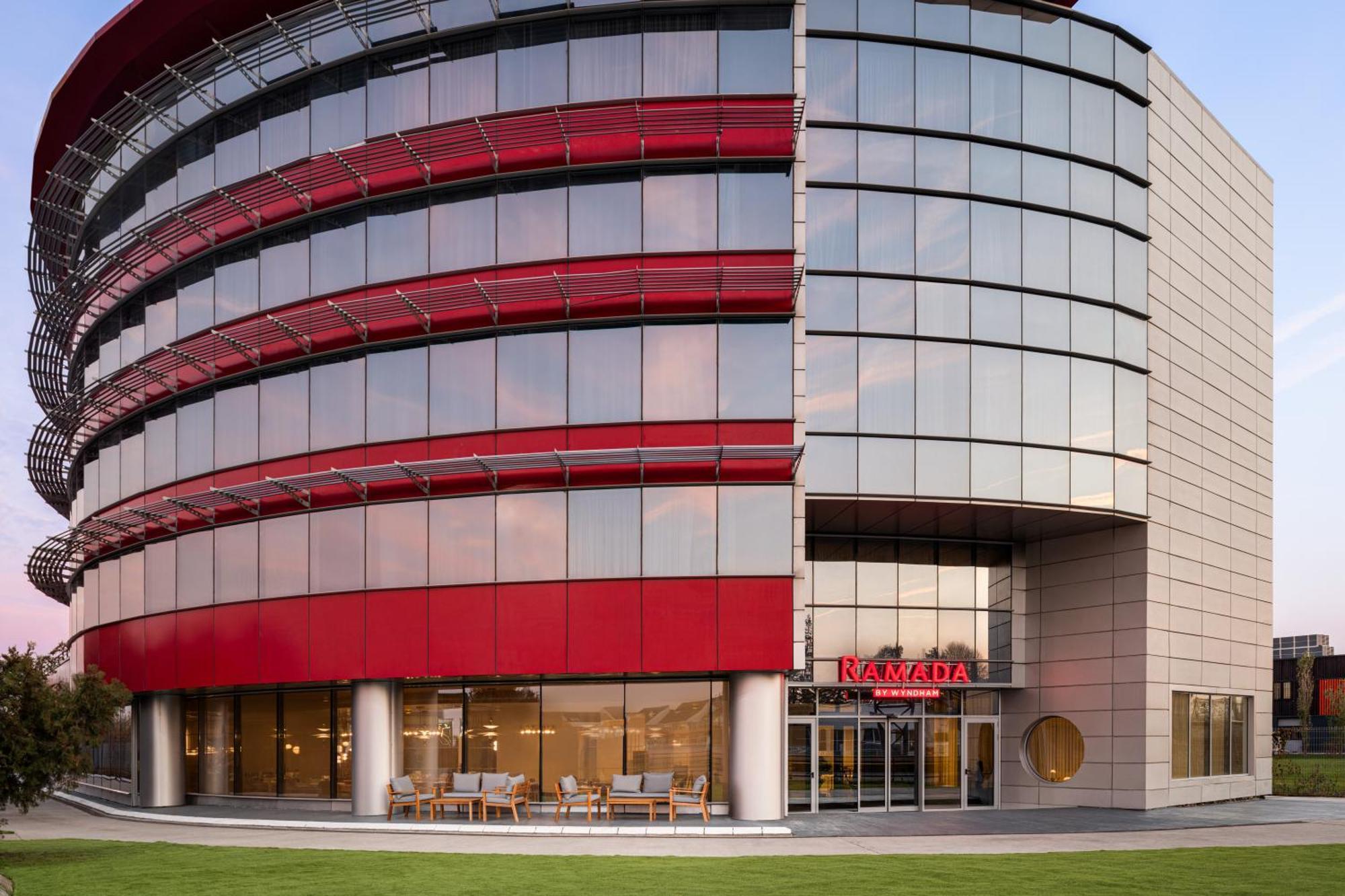 Ramada By Wyndham Bucharest Otopeni Airport Buitenkant foto