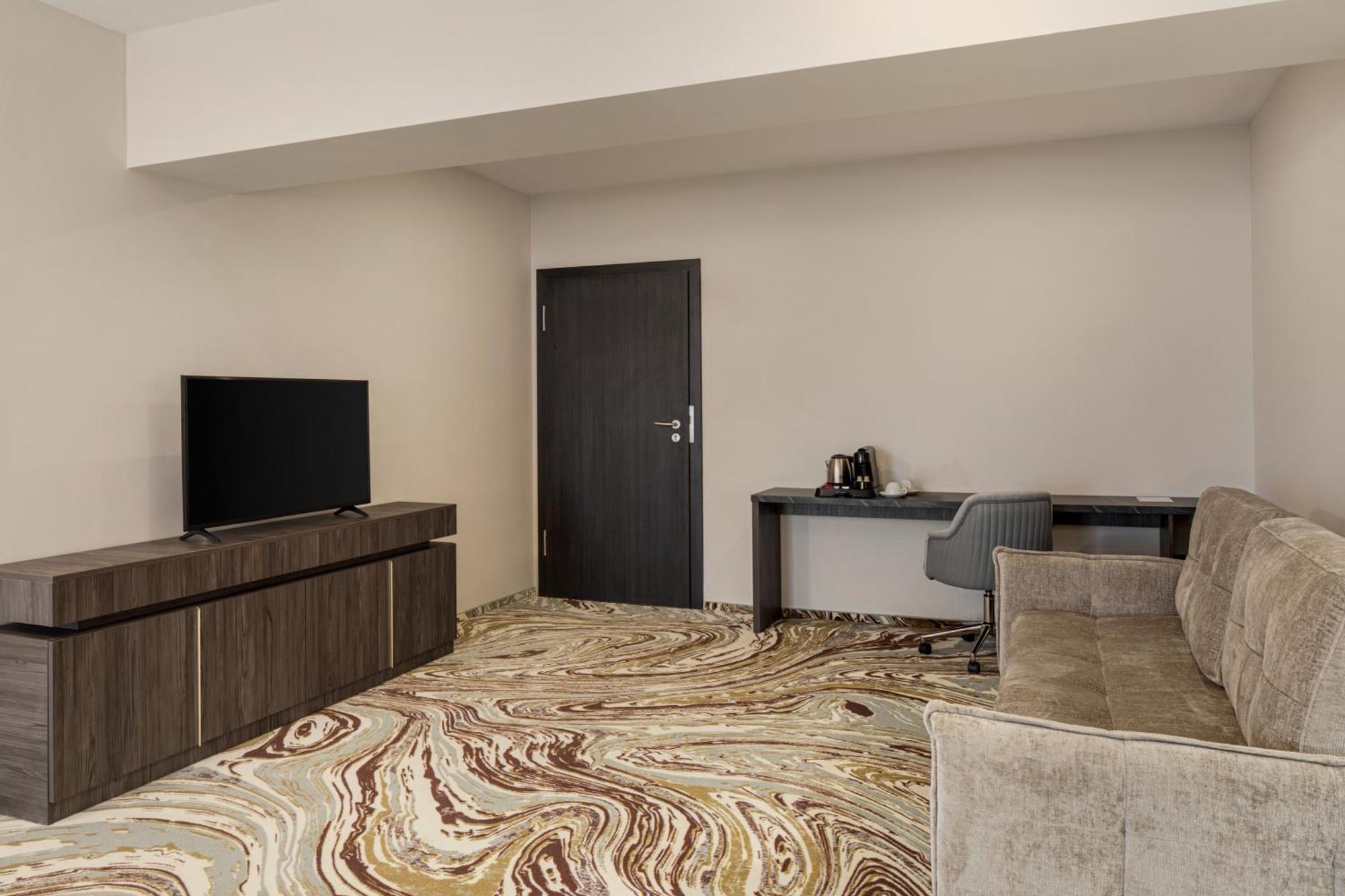 Ramada By Wyndham Bucharest Otopeni Airport Buitenkant foto