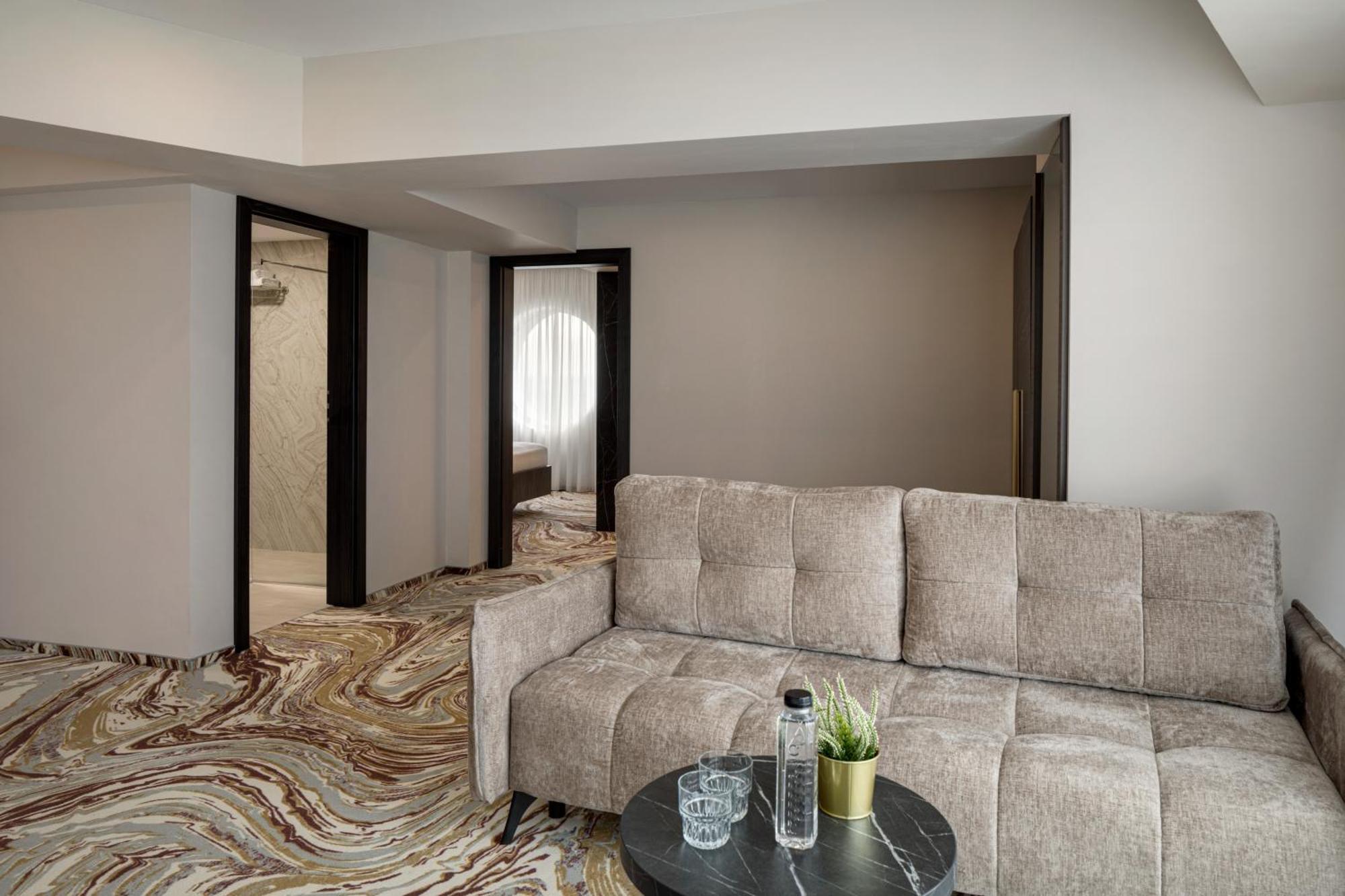 Ramada By Wyndham Bucharest Otopeni Airport Buitenkant foto