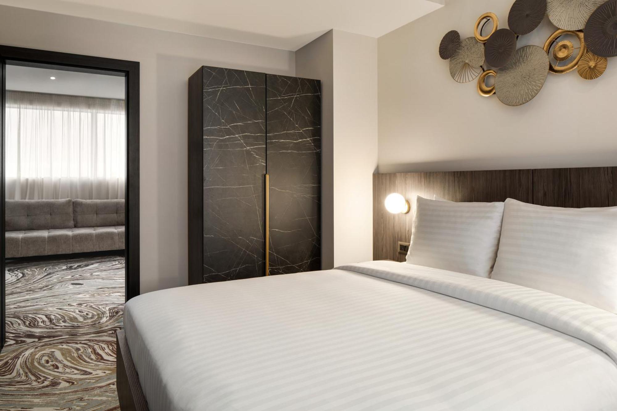 Ramada By Wyndham Bucharest Otopeni Airport Buitenkant foto