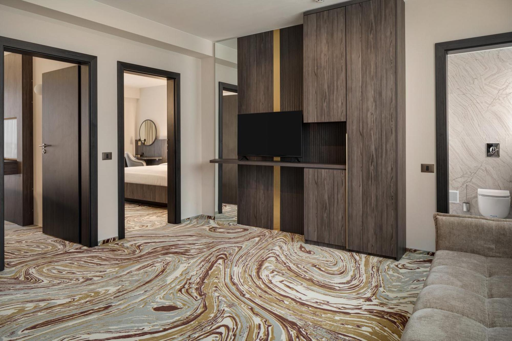 Ramada By Wyndham Bucharest Otopeni Airport Buitenkant foto