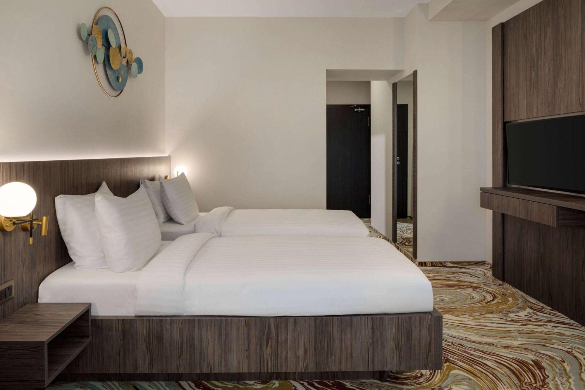 Ramada By Wyndham Bucharest Otopeni Airport Buitenkant foto