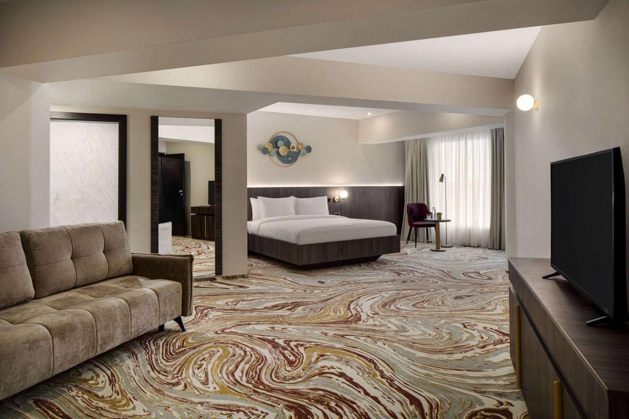 Ramada By Wyndham Bucharest Otopeni Airport Buitenkant foto