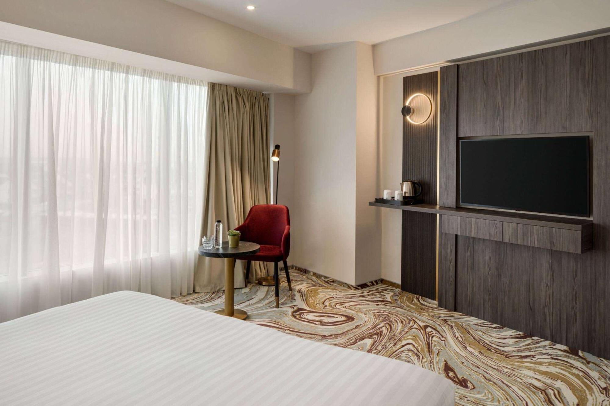 Ramada By Wyndham Bucharest Otopeni Airport Buitenkant foto