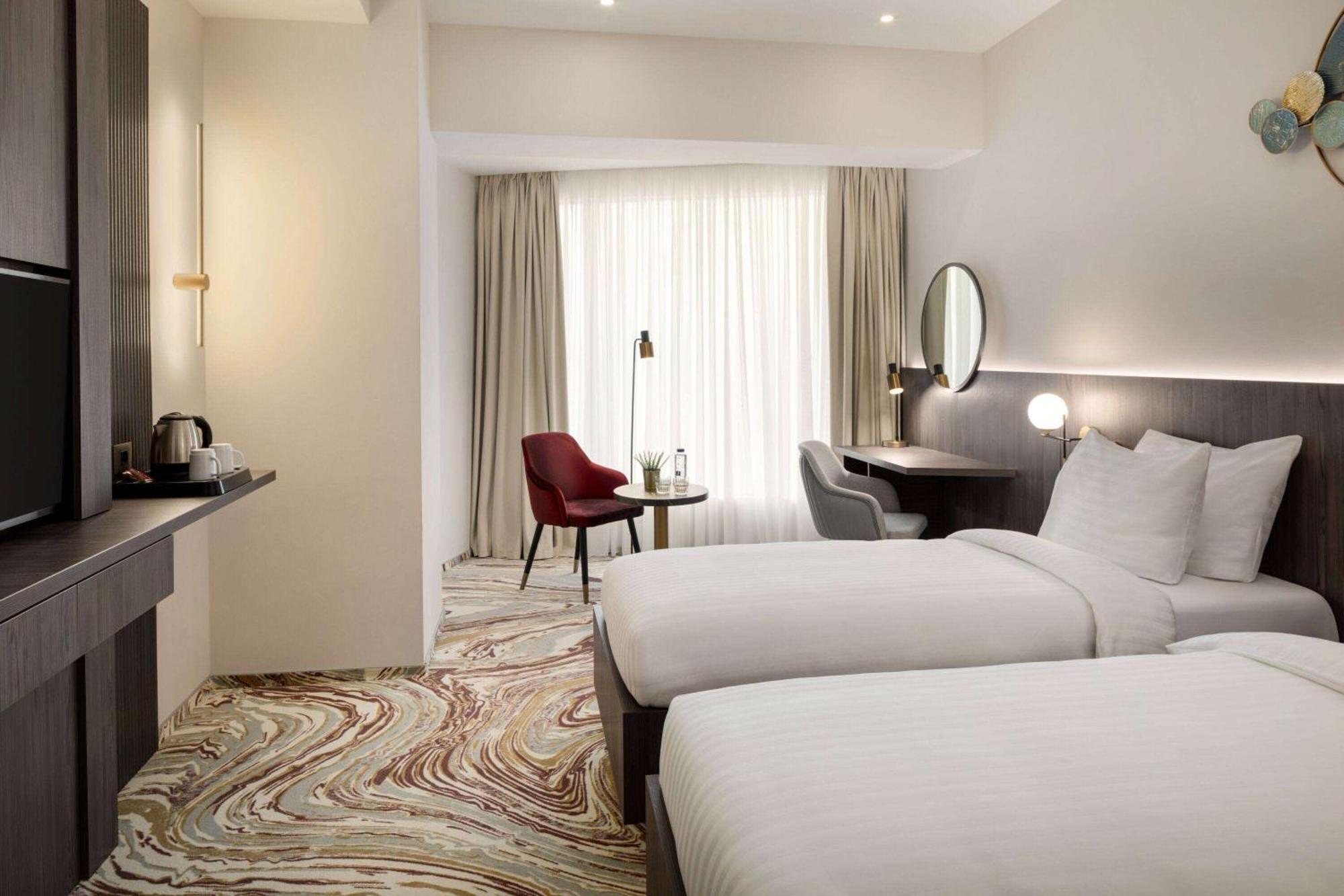 Ramada By Wyndham Bucharest Otopeni Airport Buitenkant foto