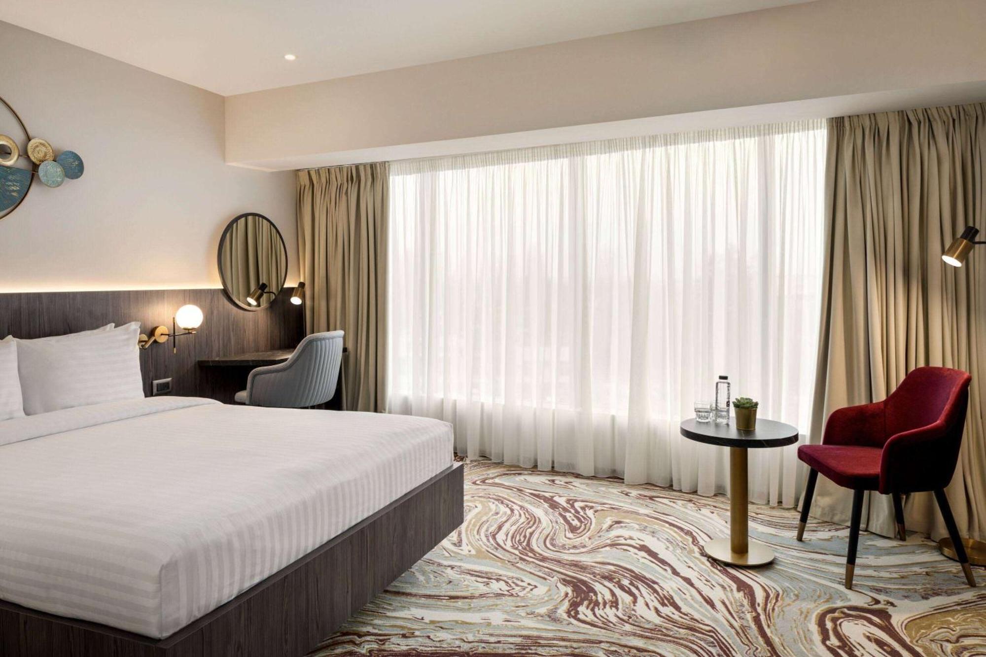 Ramada By Wyndham Bucharest Otopeni Airport Buitenkant foto