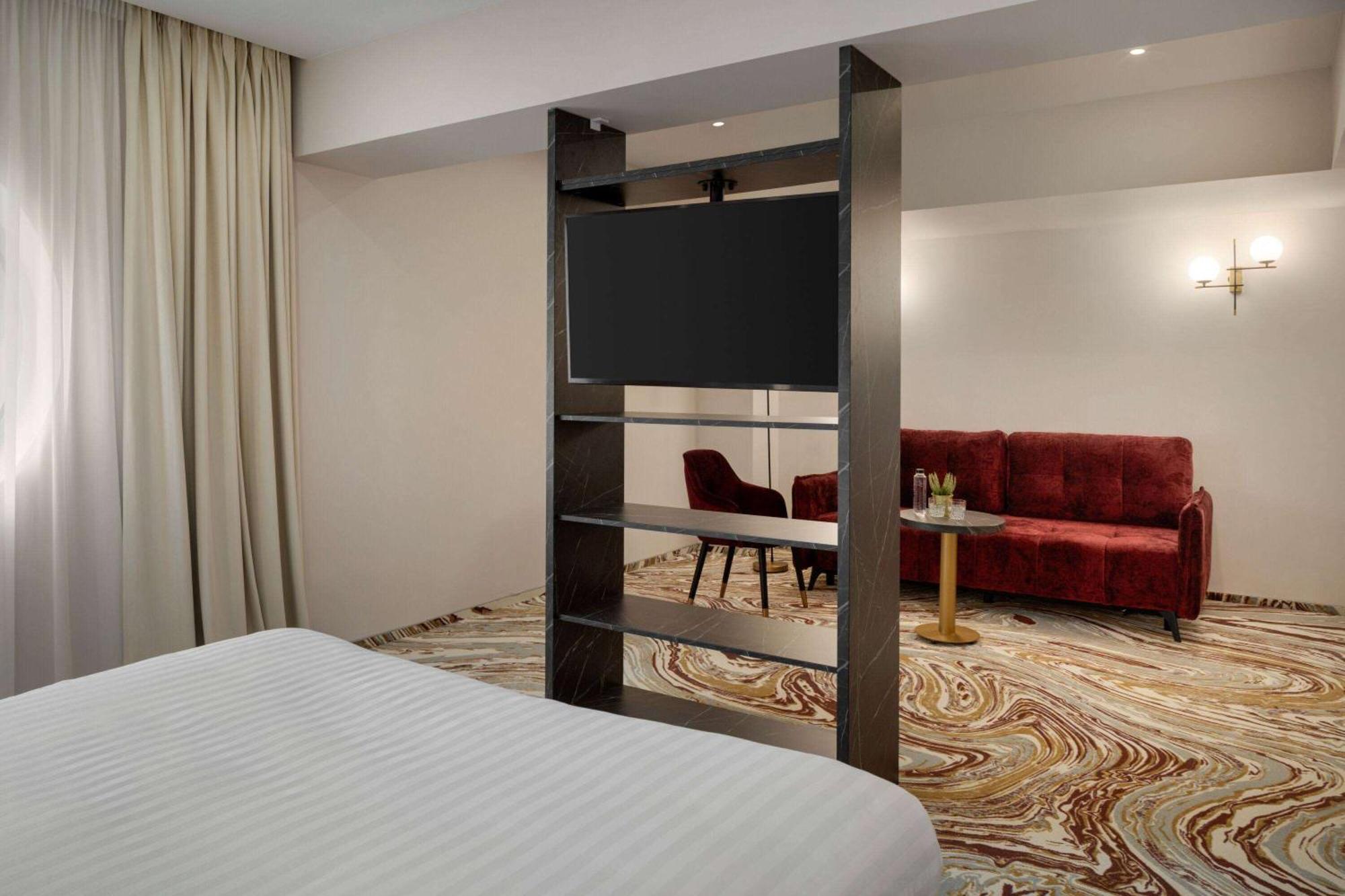 Ramada By Wyndham Bucharest Otopeni Airport Buitenkant foto