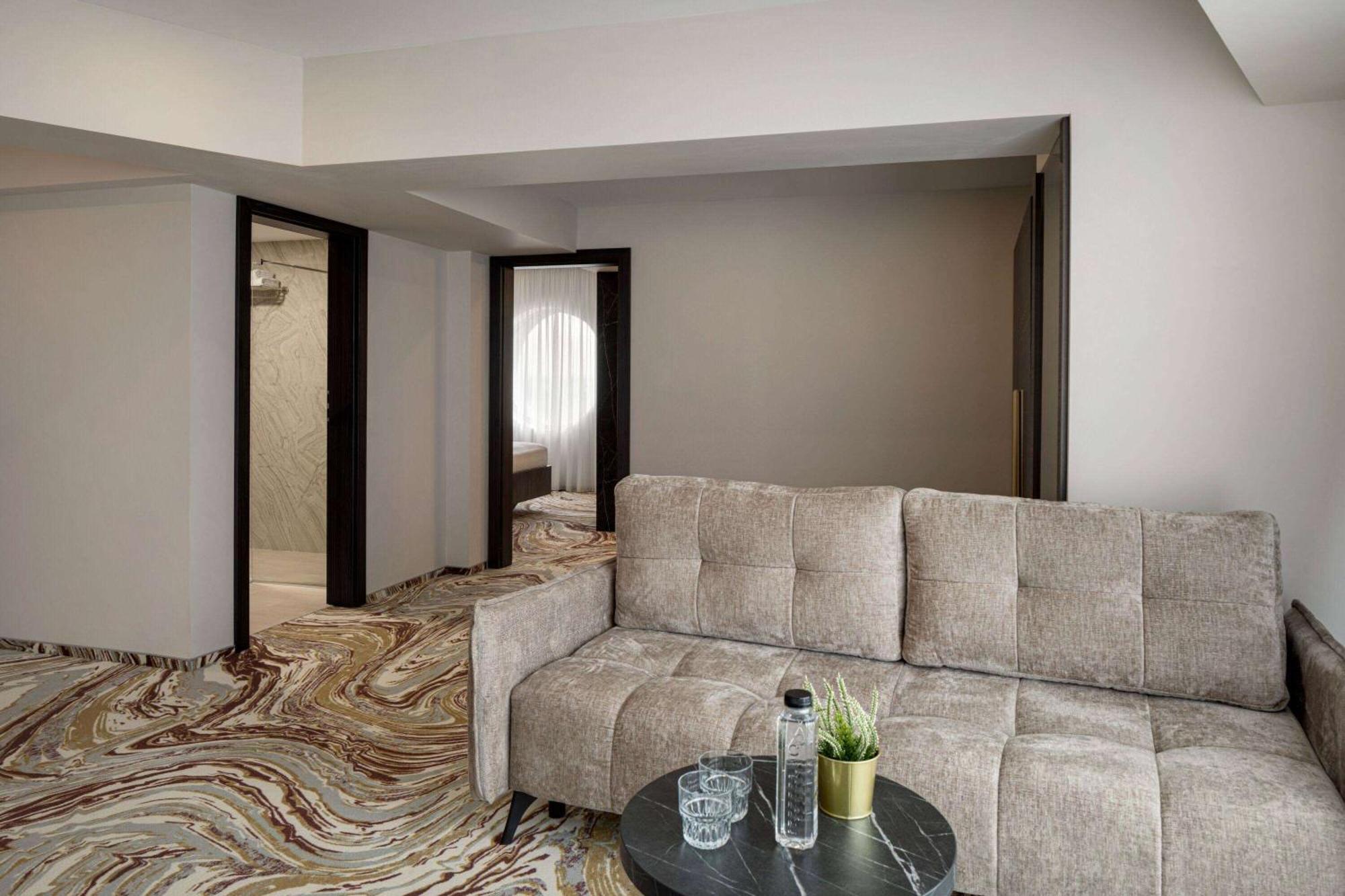 Ramada By Wyndham Bucharest Otopeni Airport Buitenkant foto
