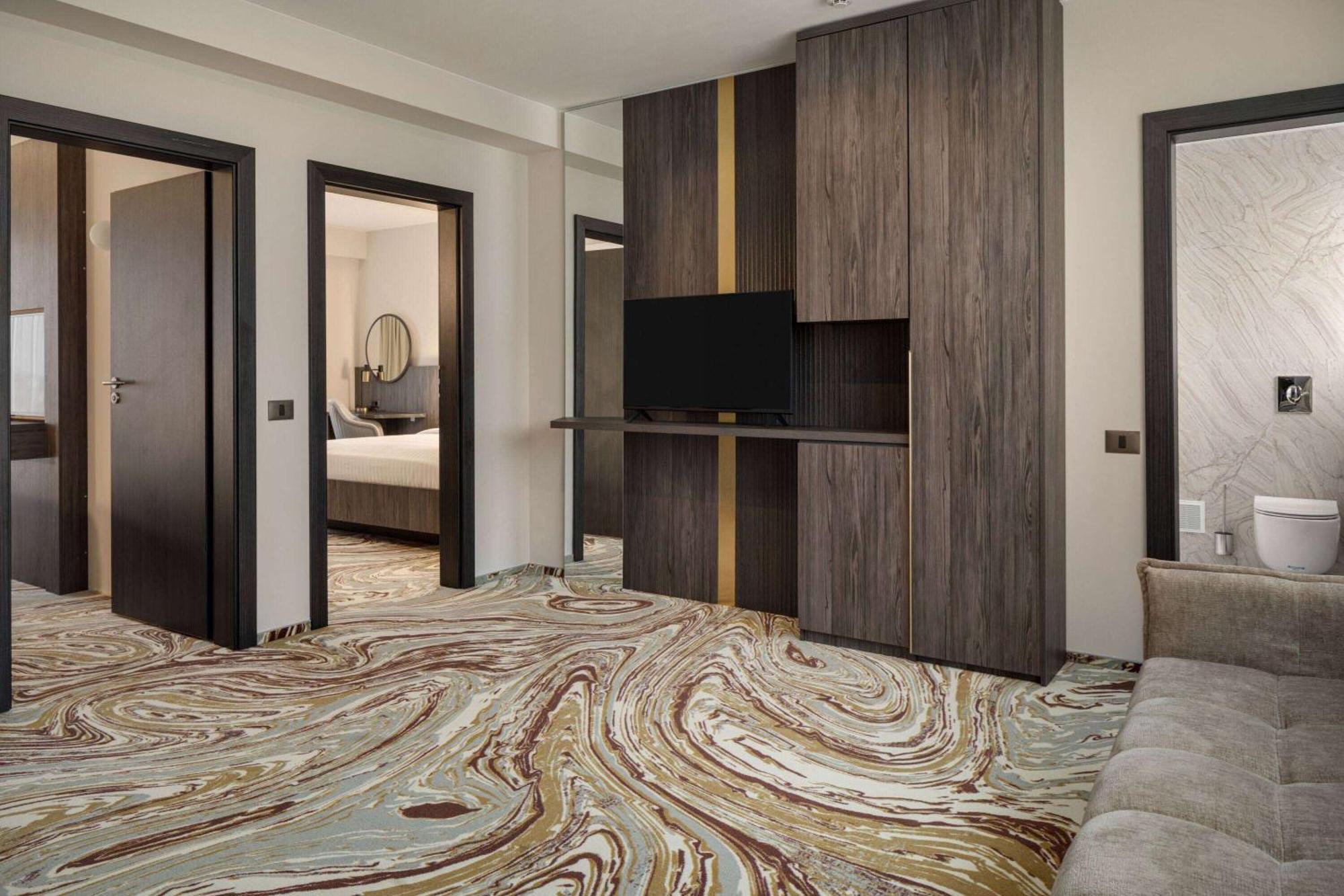Ramada By Wyndham Bucharest Otopeni Airport Buitenkant foto